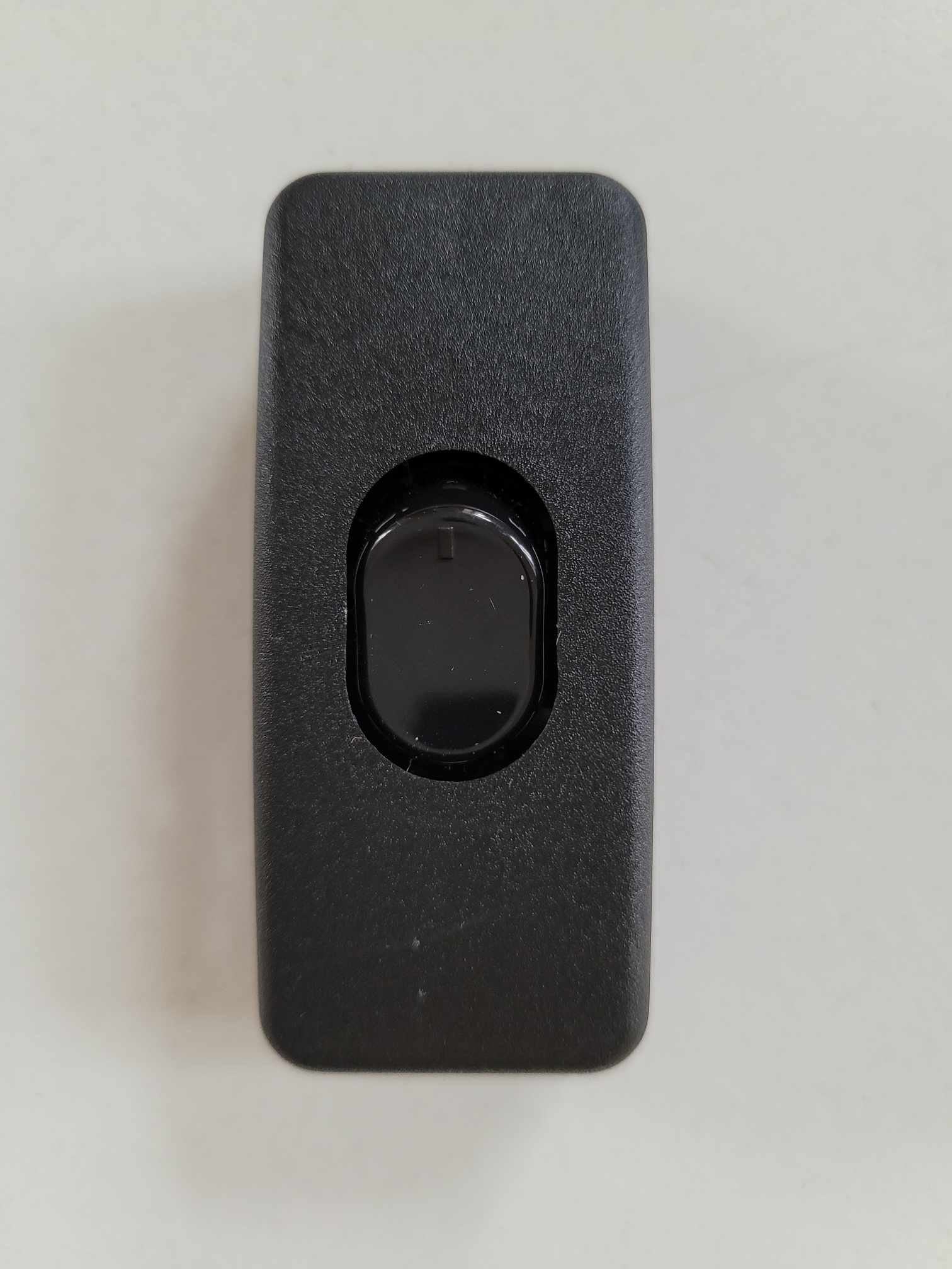 Průchozí vypínač obdélníkový černý