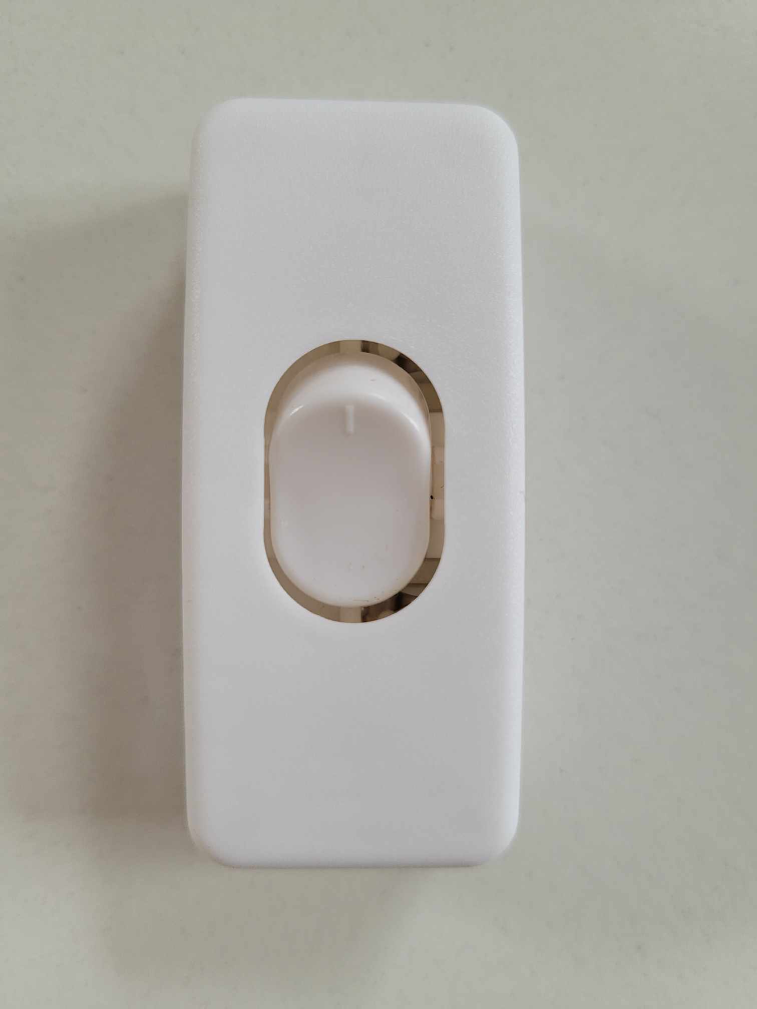 Průchozí vypínač obdélníkový bílý